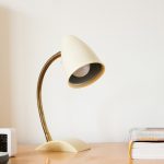 Photo Wireless charging floor lamp for desk