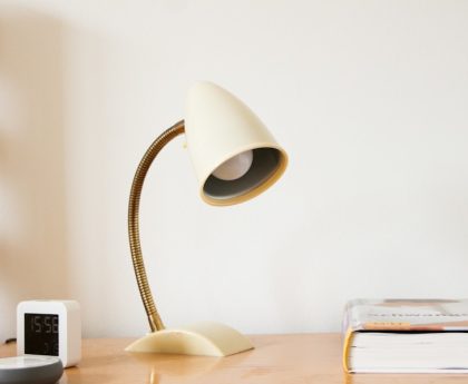 Photo Wireless charging floor lamp for desk