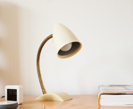 Photo Wireless charging floor lamp for desk