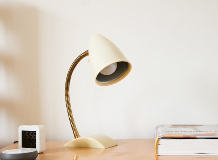 Photo Wireless charging floor lamp for desk
