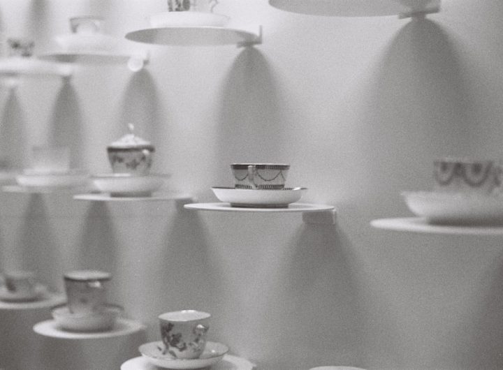 Photo porcelain wall sconce