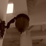 Photo vintage brass swing-arm wall lamp