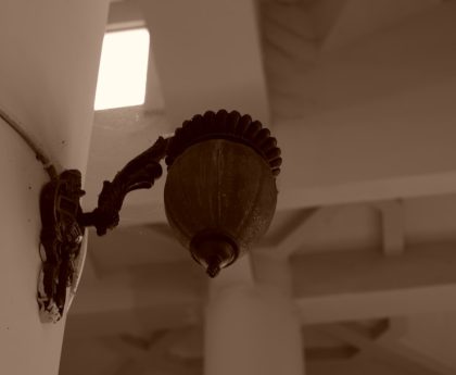 Photo vintage brass swing-arm wall lamp