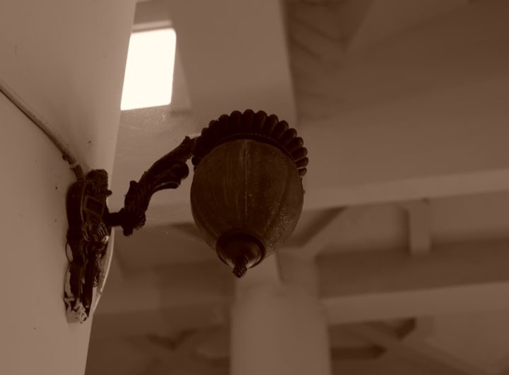 Photo vintage brass swing-arm wall lamp